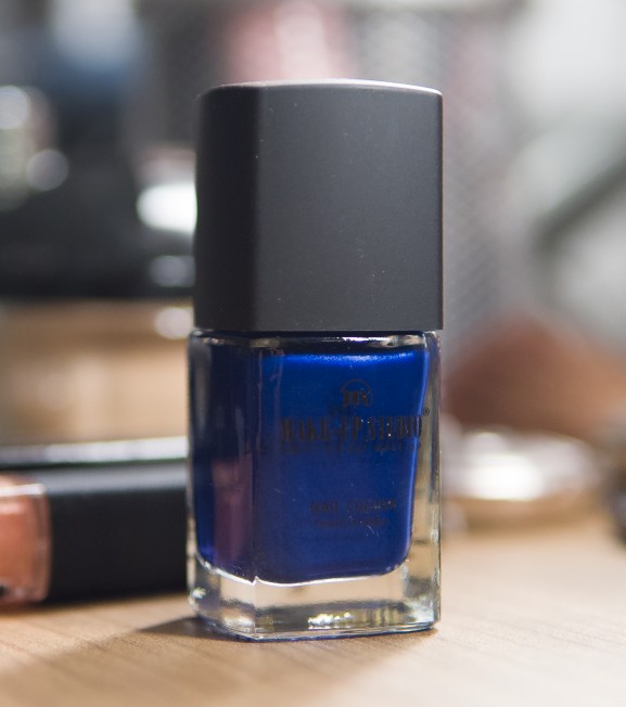 intens blauwe nagellak make up studio