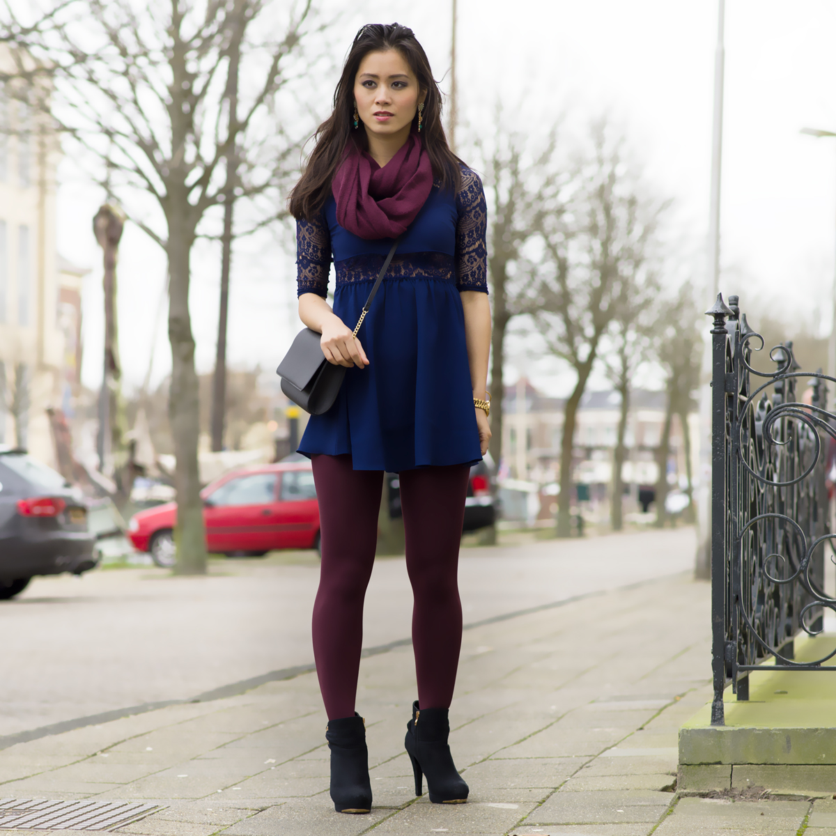 schoorsteen galblaas Verlenen Outfit: Blauw jurkje met kant vs. Burgundy | TheBeautyMusthaves