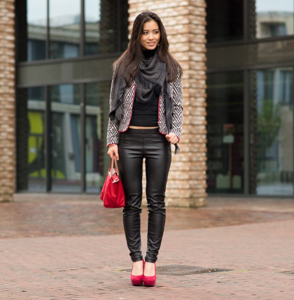 Outfit-black-leather-pants,-print-jack-and-touch-of-red