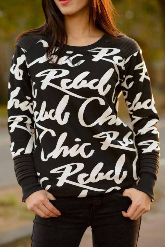 Rebel-chic-trui-black-white-letters