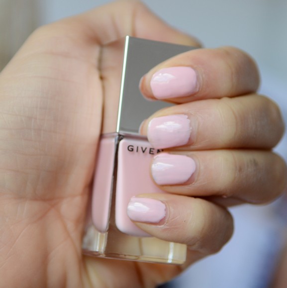 Givenchy-Le-vernis-rose-Devin