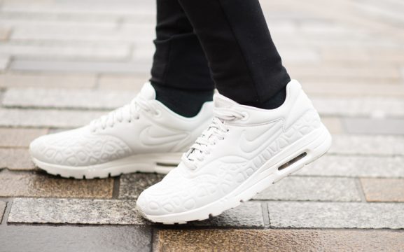 nike-white-ultra-plush